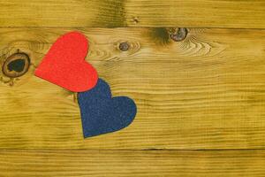 bild av blå och rosa hjärta form på trä- bord.tonad Foto. foto