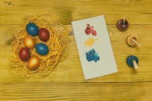 målad påsk ägg i sugrör och färger för målning på trä- bord.tonad Foto. foto