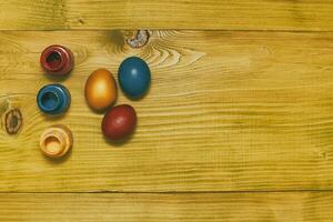 målad påsk ägg och färger för målning på trä- bord.tonad Foto. foto