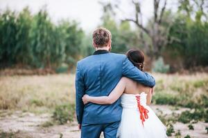 bruden och brudgummen har en romantisk tid och är lyckliga tillsammans foto