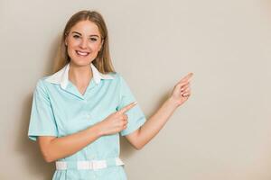 porträtt av medicinsk sjuksköterska pekande. foto