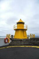 gul fyr på hamn i reykjavik, icleand. foto