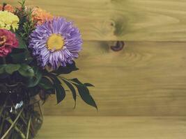 bild av vas med skön blomma på trä- bakgrund. foto