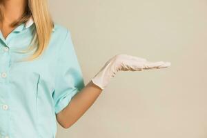 bild av medicinsk sjuksköterska som visar handflatan av hand. foto