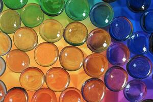 mång färgad kristall bubblor, färgrik bakgrund foto