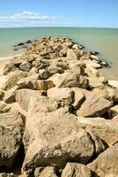 stenar på de strand nära de vatten foto