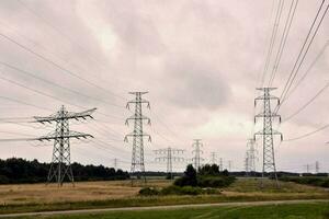 elektricitet pyloner i de landsbygden foto