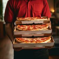 ai genererad pizza leverans person bärande en stack av pizza lådor foto