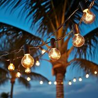 ai genererad sträng av ljus Glödlampa kransar hängande mellan två handflatan träd på en strand foto