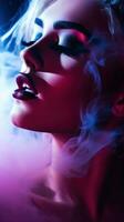 ai genererad skön kvinnas ansikte med dramatisk smink, dans i en dis av dimma och neon ljus foto