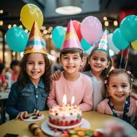 ai genererad en grupp av leende barn bär fest hattar och innehav färgrik ballonger, med en födelsedag kaka foto