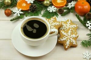 kopp av kaffe på de vit trä- vinter- bakgrund med jul dekorationer, mandariner, kottar, pepparkaka och kopia Plats foto