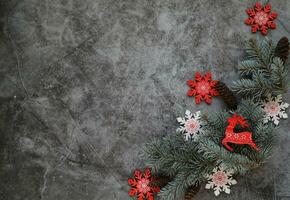 grå bakgrund med jul dekorationer och kopia Plats foto
