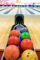 mång färgad bowling bollar foto