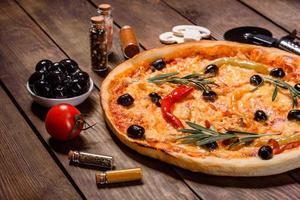 välsmakande färsk het pizza mot en mörk bakgrund. pizza, mat, grönsaker, svamp foto
