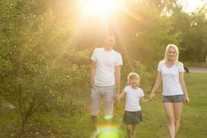 glad ung familj som tillbringar tid utomhus på en sommardag foto