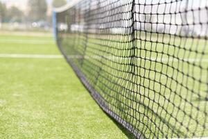 tennis netto och domstol. spelar tennis. friska livsstil foto