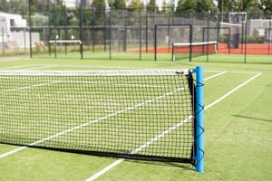 tennis netto och domstol. spelar tennis. friska livsstil foto