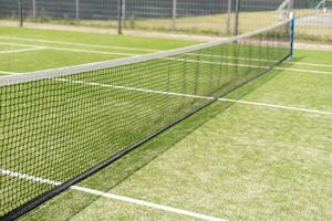 tennis netto och domstol. spelar tennis. friska livsstil foto