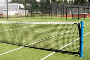 tennis netto och domstol. spelar tennis. friska livsstil foto