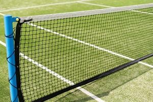 tennis netto och domstol. spelar tennis. friska livsstil foto
