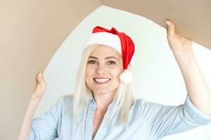 jul, jul, vinter, lycka begrepp - leende kvinna i santa hjälpare hatt med paket låda foto