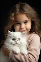 ai genererad ung flicka innehav en fluffig vit kattunge i henne vapen, både ser innehåll och Lycklig foto