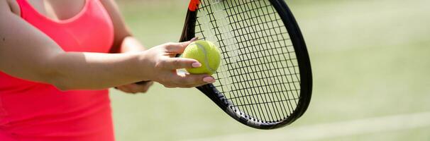 stänga upp av en tennis spelare slå de boll med racket foto