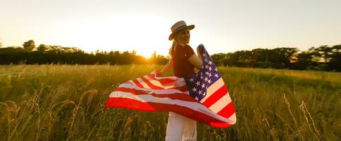 skön ung kvinna med USA flagga foto