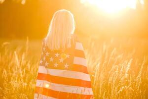 skön ung kvinna med USA flagga foto