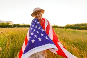 skön ung kvinna med USA flagga foto