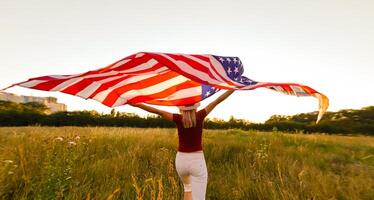 skön ung kvinna med USA flagga foto