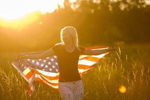 skön ung kvinna med USA flagga foto