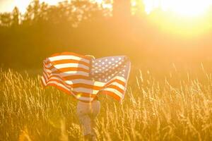 skön ung kvinna med USA flagga foto