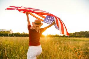 skön ung kvinna med USA flagga foto