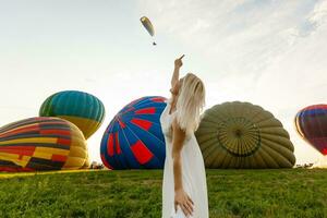 Fantastisk se med kvinna och luft ballong. konstnärlig bild. skönhet värld. de känsla av komplett frihet foto