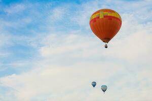 färgrik varm luft ballonger i flyg foto