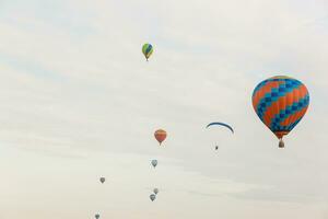 färgrik varm luft ballonger i flyg foto