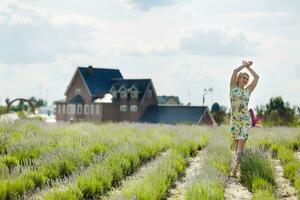 kvinna stående med öppen vapen på en lavendel- fält foto