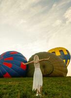 Fantastisk se med kvinna och luft ballong. konstnärlig bild. skönhet värld. de känsla av komplett frihet foto