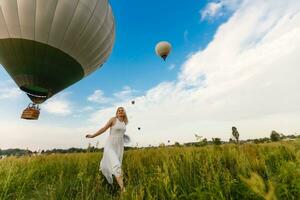 kvinna och en varm luft ballong, sommar foto