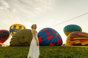 en turist kvinna njuter underbar se av de ballonger. Lycklig resa begrepp foto