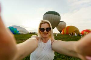 en turist kvinna njuter underbar se av de ballonger. Lycklig resa begrepp foto