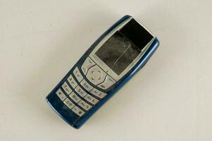 en blå flip telefon om på en vit yta foto