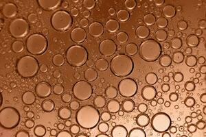abstrakt ljus persika ludd bakgrund med olja cirklar . bubblor av vatten stänga upp foto