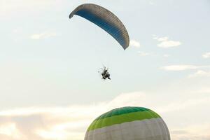 färgrik varm luft ballonger i flyg foto