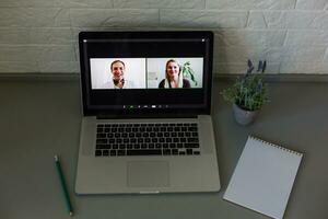 grupp vänner video chatt förbindelse begrepp foto