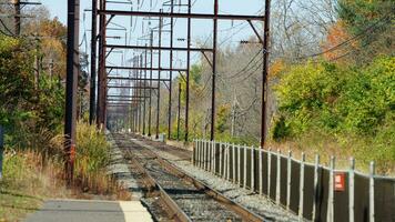de järnväg se med de parallell järn spår och plattform som bakgrund foto