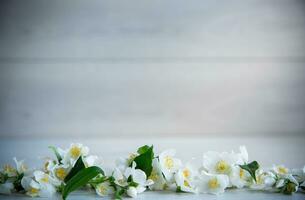 trä- bakgrund med blomning vit jasmin och tömma Plats foto