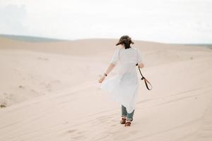 ung kvinna som utforskar öknen, sandstrandkamera foto